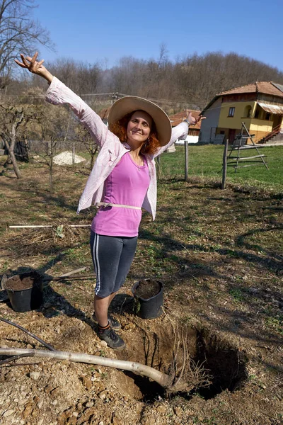 Mujer Agricultora Feliz Plantando Nogal Durante Día — Foto de Stock