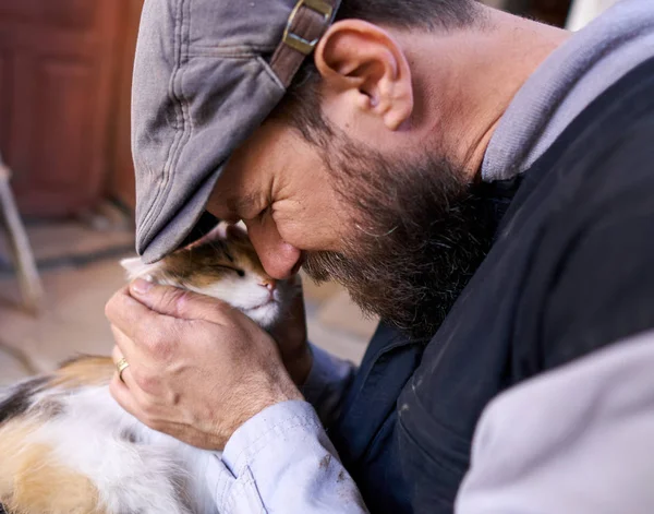ひげを生やした農夫は 屋外での彼の猫と遊ぶ クローズアップショット — ストック写真