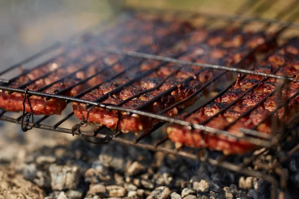 田舎で屋外で焼かれる肉ロール — ストック写真