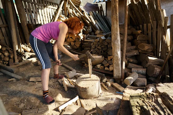 薪用の斧分割ブナログを持つ女性 — ストック写真