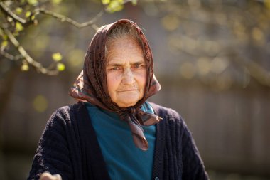Kırsal kesimde yaşlı bir kadın yakın plan çekiminde.