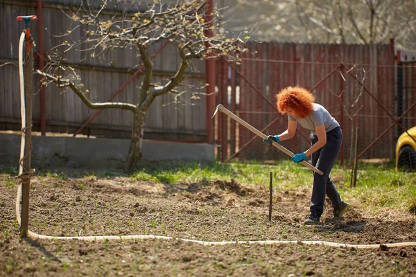 Γυναίκα Κάνει Εργασίες Στον Κήπο Μια Τσάπα — Φωτογραφία Αρχείου