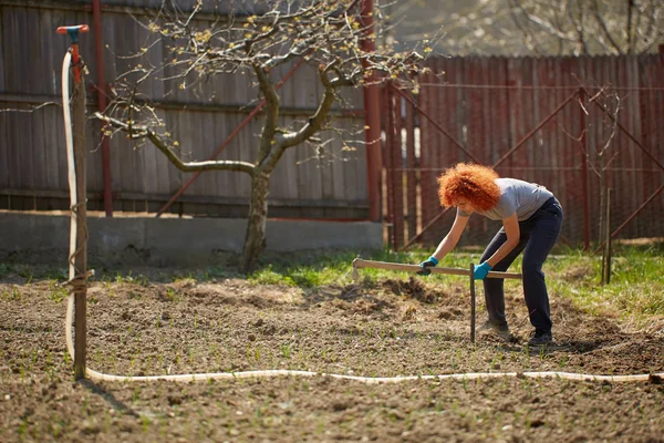 Frau Bei Gartenarbeit Mit Der Hacke — Stockfoto