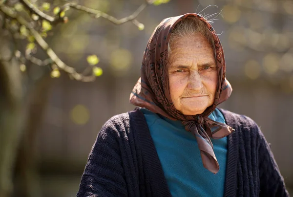 Старая Сельская Женщина Крупным Планом Выстрелил Открытом Воздухе — стоковое фото