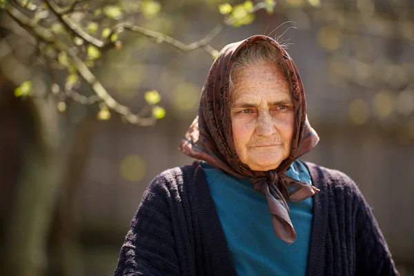 Μια Ηλικιωμένη Αγρότισσα Κοντινό Πλάνο Εξωτερικό Χώρο — Φωτογραφία Αρχείου