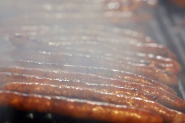 Closeup çekimde ızgara üzerinde sigara sosis
