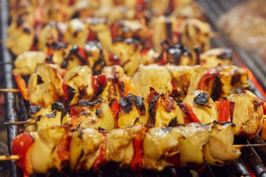 Izgara çeşitli et şişler açık havada