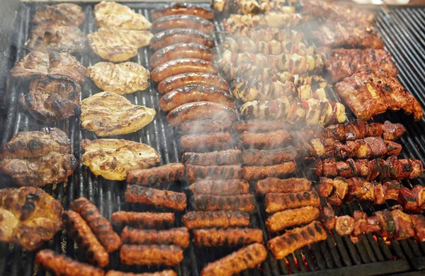 屋外で焼く肉の様々な — ストック写真