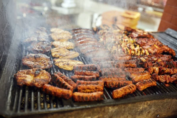 Variedade Carne Sendo Grelhada Livre — Fotografia de Stock