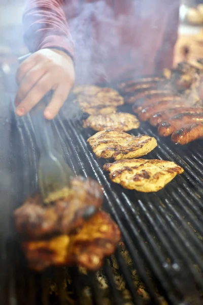 Cocinero Identificado Asar Una Variedad Carnes Aire Libre —  Fotos de Stock