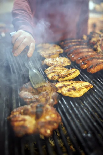 Cozinha Não Identificada Grelhar Uma Variedade Carnes Livre — Fotografia de Stock