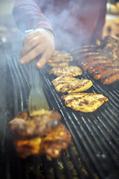 Cocinero Identificado Asar Una Variedad Carnes Aire Libre —  Fotos de Stock