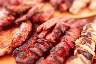 Ahşap tahtalarda et çeşitleri