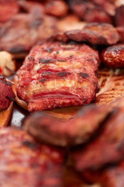 Ahşap tahtalarda et çeşitleri