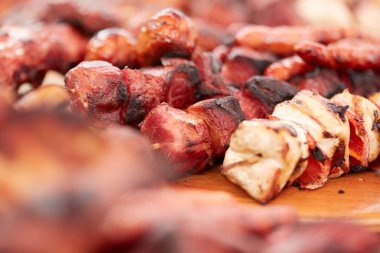 Ahşap tahtalarda et çeşitleri