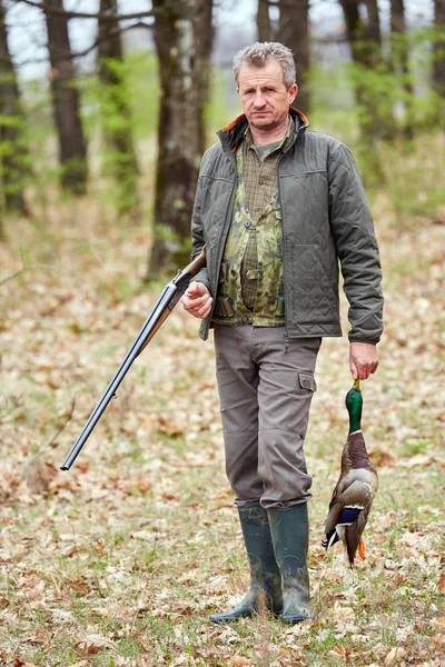 Hunter Double Barrel Shotgun Holding Duck — Stock Photo, Image