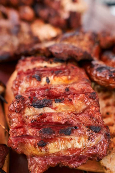 木製のボード上の肉のステークの多様性 — ストック写真