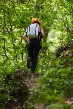 Ormanda bir yürüyüş parkurunda aktif kadın