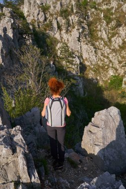 Kayalık dağlarda bir iz üzerinde Lady yürüyüşçü