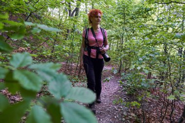 Ormanda bir yürüyüş parkurunda aktif kadın