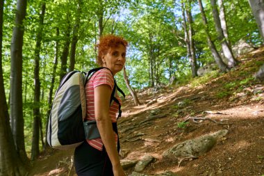 Ormanda bir yürüyüş parkurunda aktif kadın