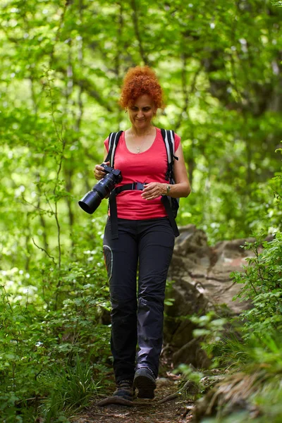 Ormanda Bir Yürüyüş Parkurunda Aktif Kadın — Stok fotoğraf