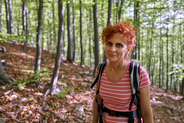 Mulher Ativa Uma Trilha Caminhadas Floresta — Fotografia de Stock