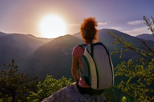 Жінка Рюкзаком Досягає Вершини Гори Заході Сонця — стокове фото