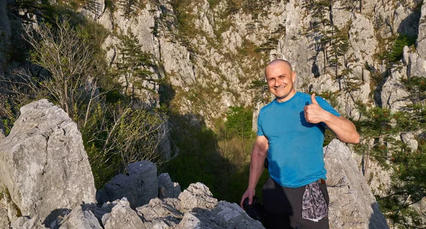 Glückliche Wanderer Mit Kamera Den Bergen — Stockfoto
