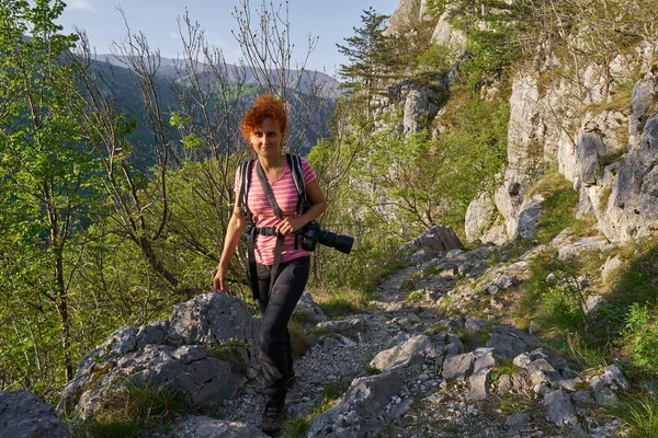 Mujer Activa Una Ruta Senderismo Bosque — Foto de Stock