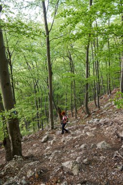Sırt çantası ormana yürüyüş ile Aktif bayan