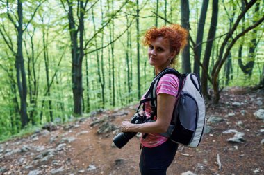 Sırt çantası ormana yürüyüş ile Aktif bayan