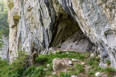 Kireçtaşı dağlarında mağara girişi