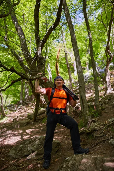 Man Wandelen Met Camera Rugzak Het Bos — Stockfoto