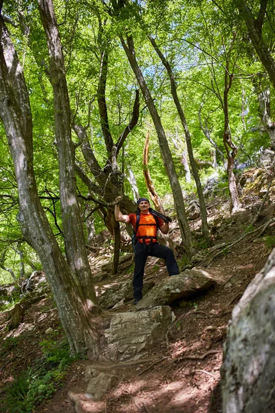 Homem Caminhando Com Câmera Mochila Floresta — Fotografia de Stock