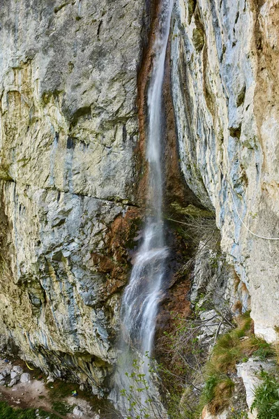 Vodopád Horách Svislém Útesu — Stock fotografie
