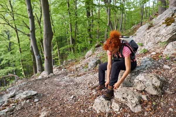 Žena Turistka Vázání Tkaničky Boty — Stock fotografie