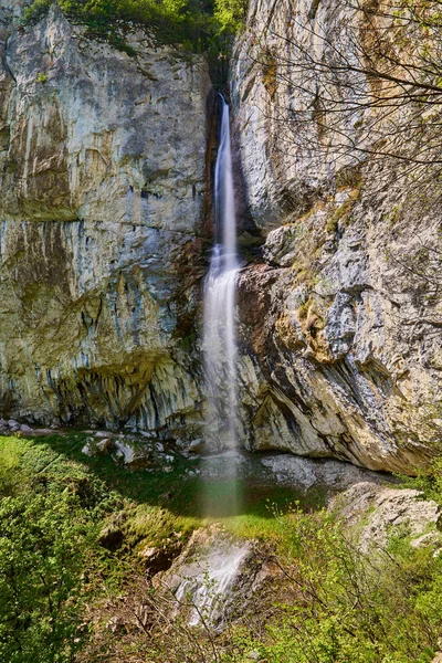 Cascade Dans Les Montagnes Sur Une Falaise Verticale — Photo