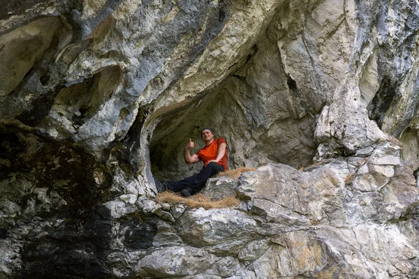 Człowiek Hiker Plecakiem Mający Przerwę Naturalnym Schronisku — Zdjęcie stockowe