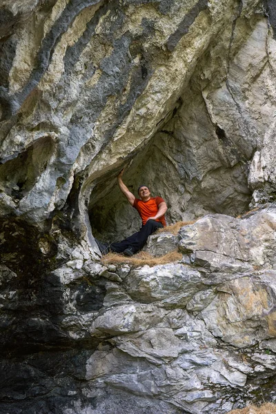 Man Wandelaar Met Rugzak Met Een Pauze Natuurlijke Refuge — Stockfoto