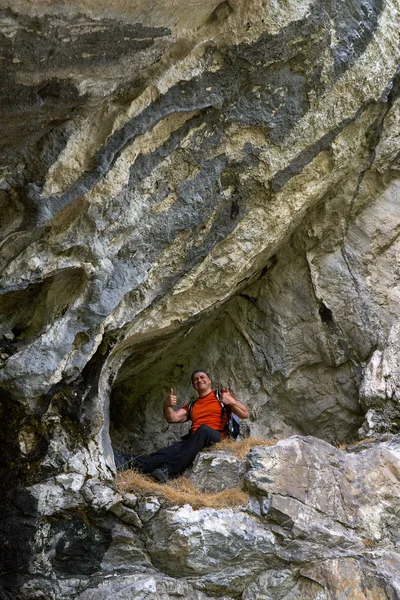 Hombre Excursionista Con Mochila Teniendo Descanso Refugio Natural —  Fotos de Stock