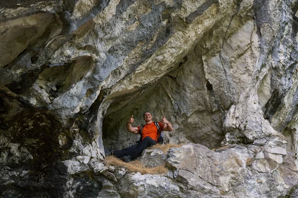 Escursionista Uomo Con Zaino Che Una Pausa Nel Rifugio Naturale — Foto Stock