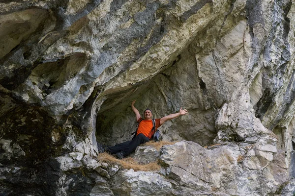 Man Wandelaar Met Rugzak Met Een Pauze Natuurlijke Refuge — Stockfoto