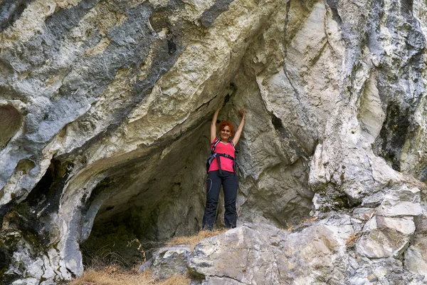 Femme Heureuse Randonneuse Dans Refuge Naturel Dans Les Montagnes — Photo