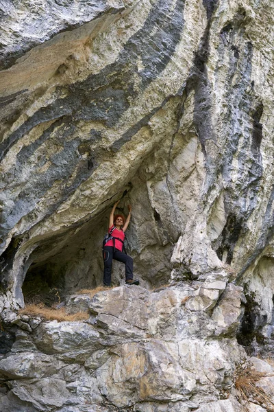 Mujer Feliz Excursionista Refugio Natural Las Montañas —  Fotos de Stock