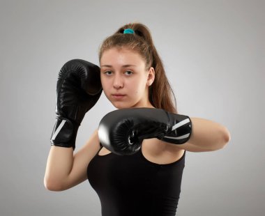Kickboks dövüşçüsü kadın, stüdyo çekimi