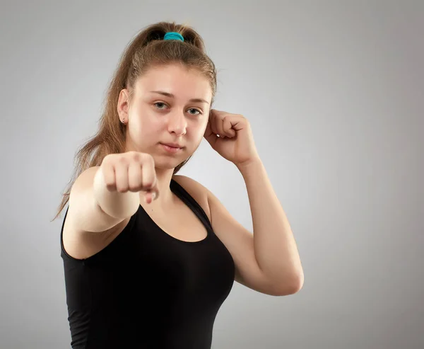 Vrouwelijke Blote Knokkel Vechter Grijze Achtergrond — Stockfoto