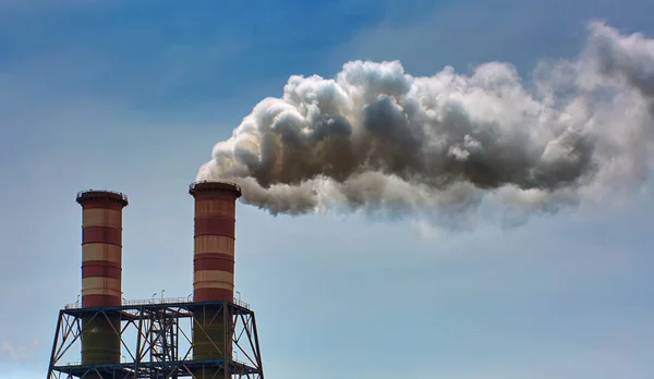 Embudo Refinería Ardiendo Arrojando Nubes Humo Blanco — Foto de Stock