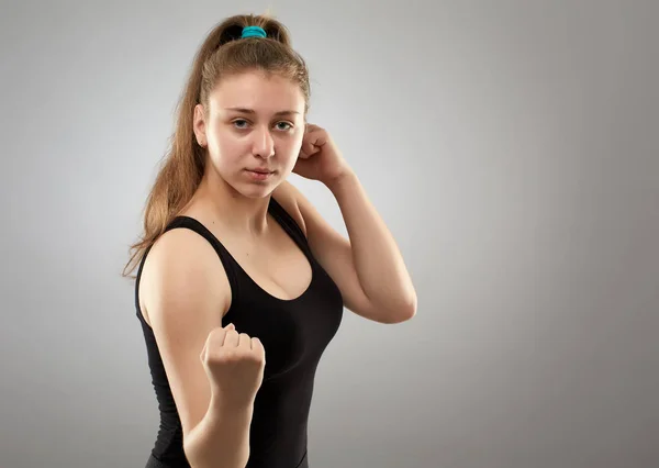 Kämpferin Mit Nacktem Knöchel Auf Grauem Hintergrund — Stockfoto