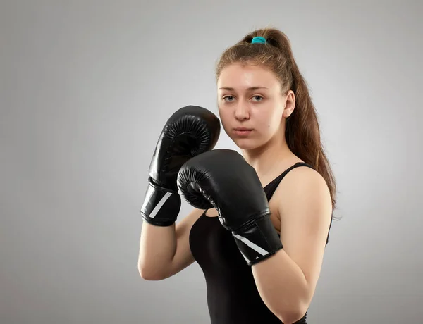 Peleador Kickboxing Femenino Disparo Estudio —  Fotos de Stock